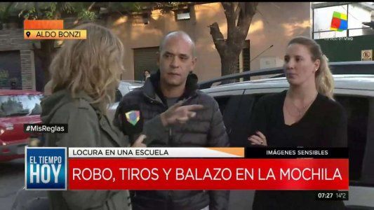 Motochorros a los tiros en la puerta de una escuela