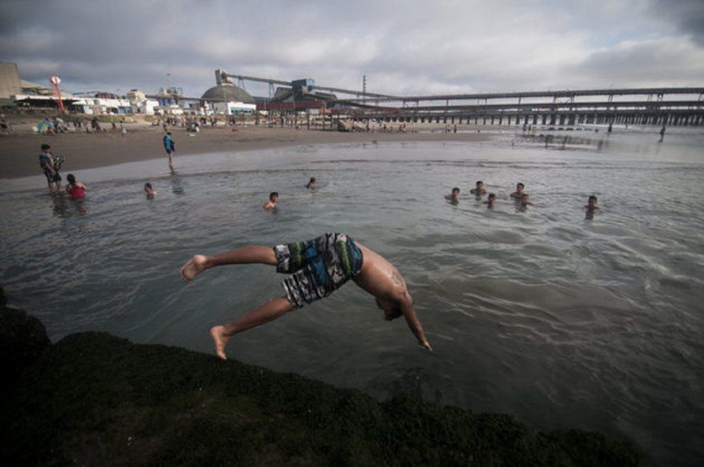 Residentes de Quintero y Puchuncaví se bañan en la playa de Ventanas