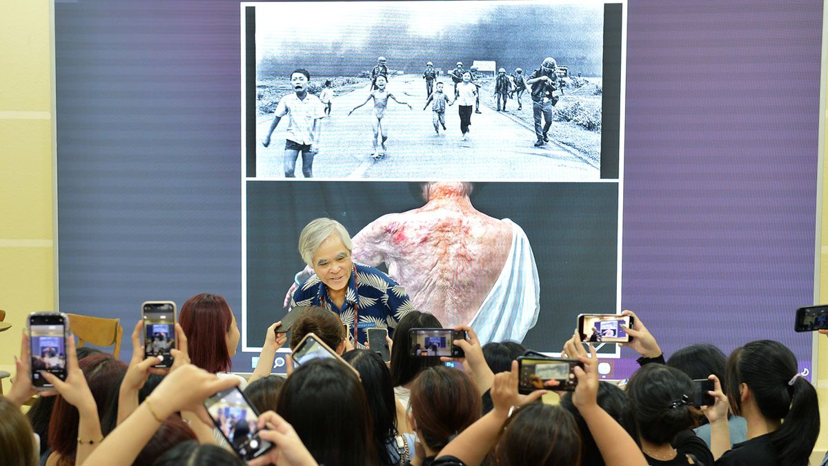 El fotógrafo Nick Ut y Kim Phuc van por el mundo tratando de evitar que niños como ella sufran los padecimientos de las guerras. (Foto: Cuenta de Instagram de Ut)