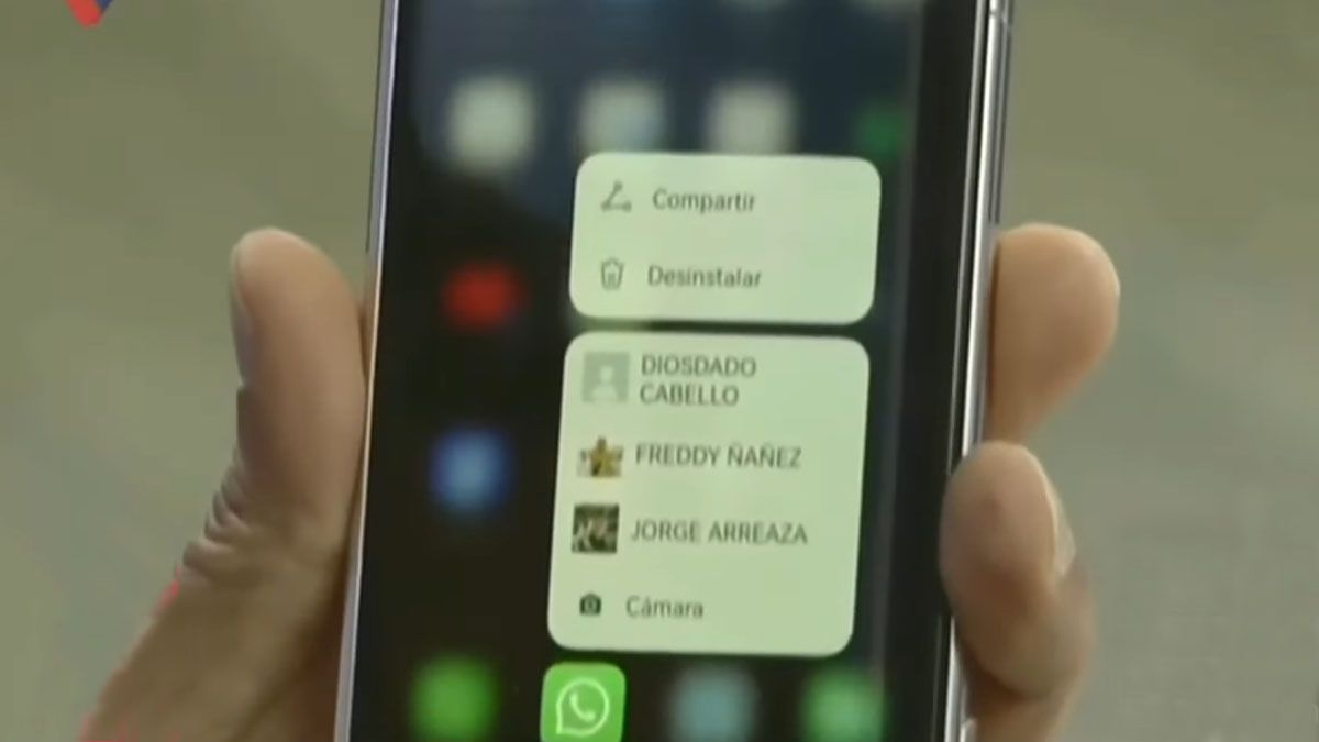 Nicolás Maduro, a punto de desintalar Whatsapp de su teléfono celular. (Foto: Captura de TV)