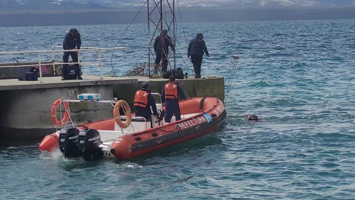 Prefectura rescató a una mujer que cayó al Lago Nahuel Huapi. (Foto: captura)
