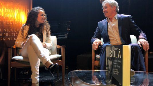 Mayra Arena atendió a Solá en la presentación de su propio libro: Usted no puede hacerse el boludo por el vaciamiento estatal