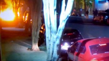 El momento del ataque al edificio del diario Clarín. El momento del ataque al edificio del diario Clarín.