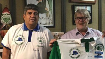 Moyano sigue sumando aliados: Francisco le mandó camisetas de Camioneros firmadas