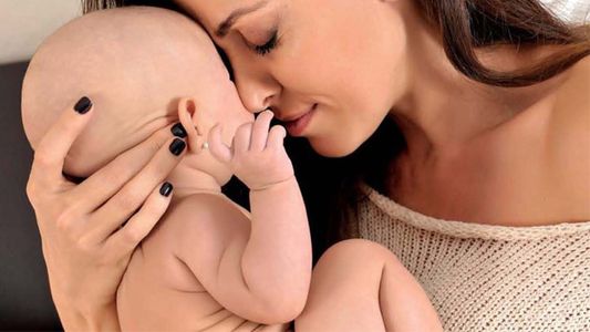Presentación oficial: Débora Bello posó con su hija Nina