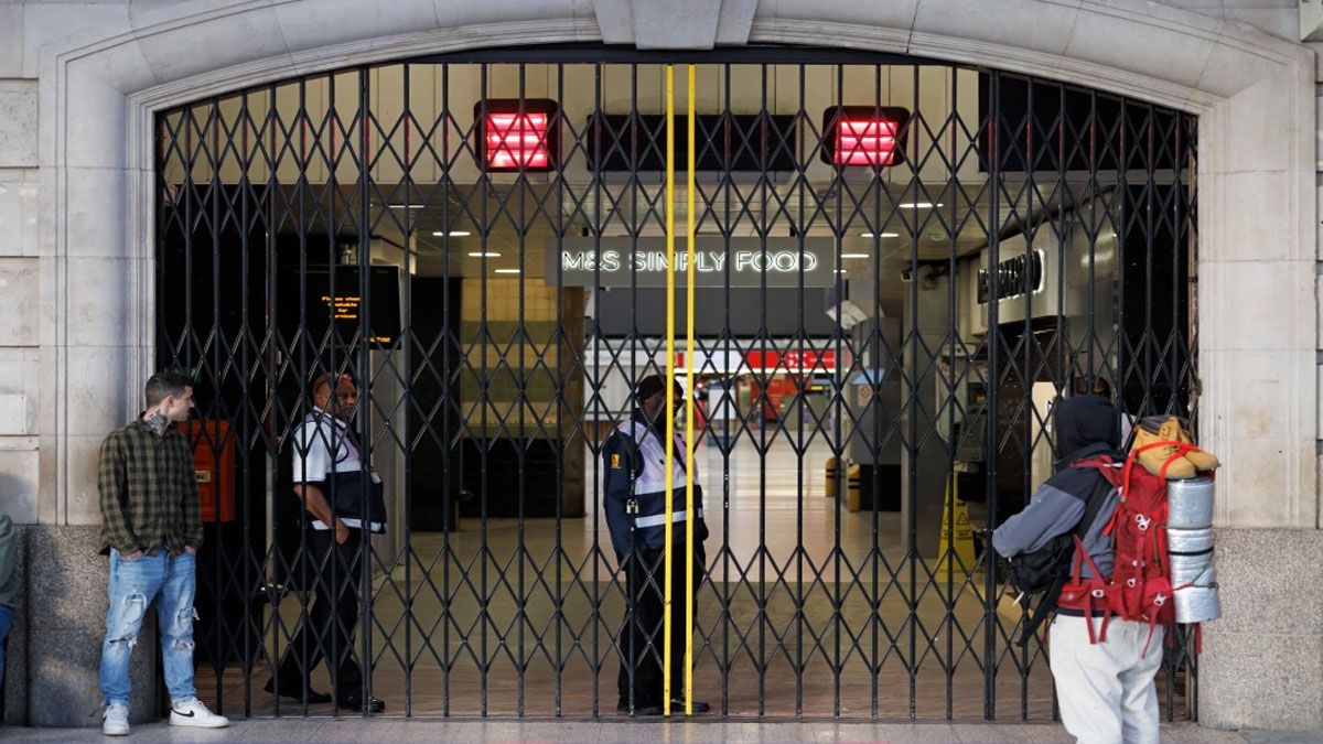 La estación Victoria ( de trenes y de subterráneo) totalmente cerrada a los usuarios en Londres (Foto: Gentileza The Guardian)