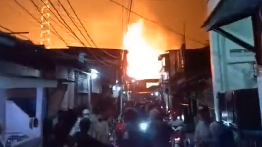 El impactante video del incendio en Indonesia que dejó al menos 14 muertos
