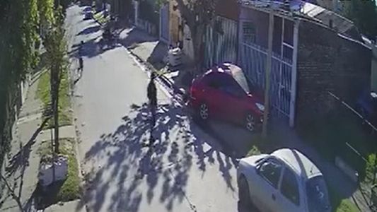Un joven llamaba a una ambulancia para ayudar a su vecino que sufría un ACV y fue asaltado por dos motochorros