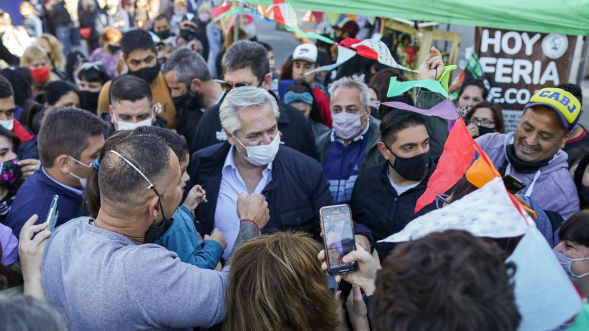 El presidente, Alberto Fernández, recorrió la feria de Dock Sud y anunció el nuevo IFE. (Foto: Presidencia). El presidente, Alberto Fernández, recorrió la feria de Dock Sud y anunció el nuevo IFE. (Foto: Presidencia).