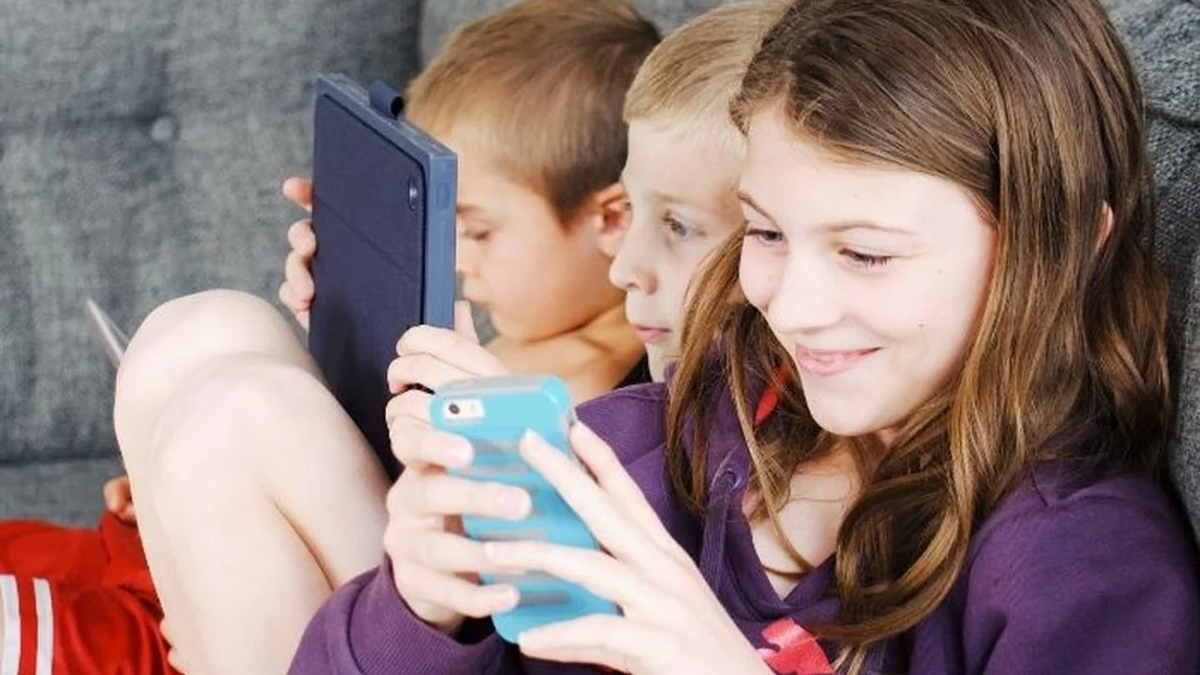 Santa Fe prohibió el uso recreativo de celulares en las aulas de todos los niveles educativos: los motivos