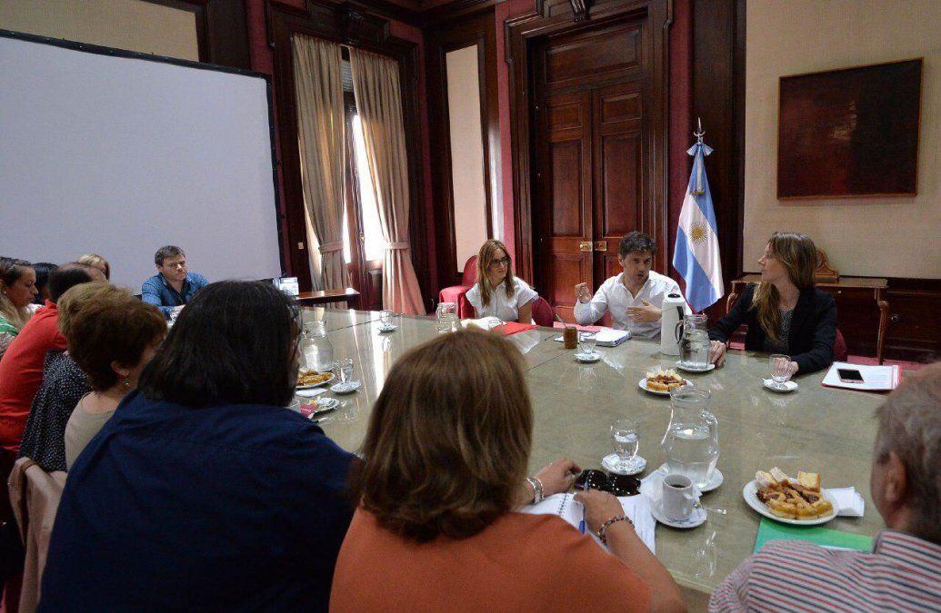 En medio de los reclamos, Kicillof anunció que convocará a paritarias a docentes para el próximo lunes 10