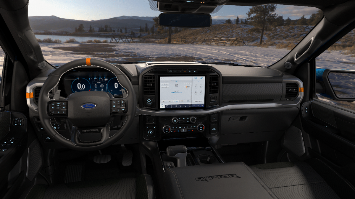 En interior de la Ford F-150 Raptor se destaca por asientos tapizados en cuero de alta calidad e incluyen una serie de características que brindan el mayor confort: ajuste eléctrico con hasta 10 posiciones