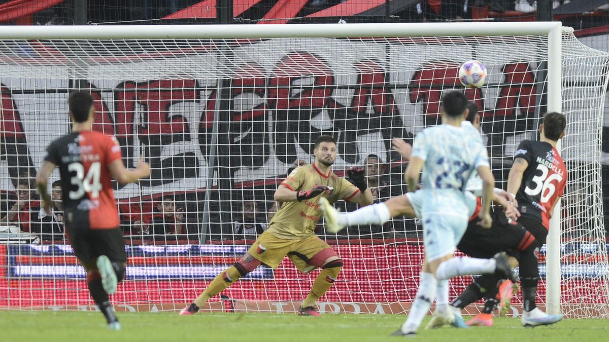 Racing goleó por 4-0 a Colón como visitante en la Liga Profesional Argentina&nbsp; &nbsp;Foto:Telam