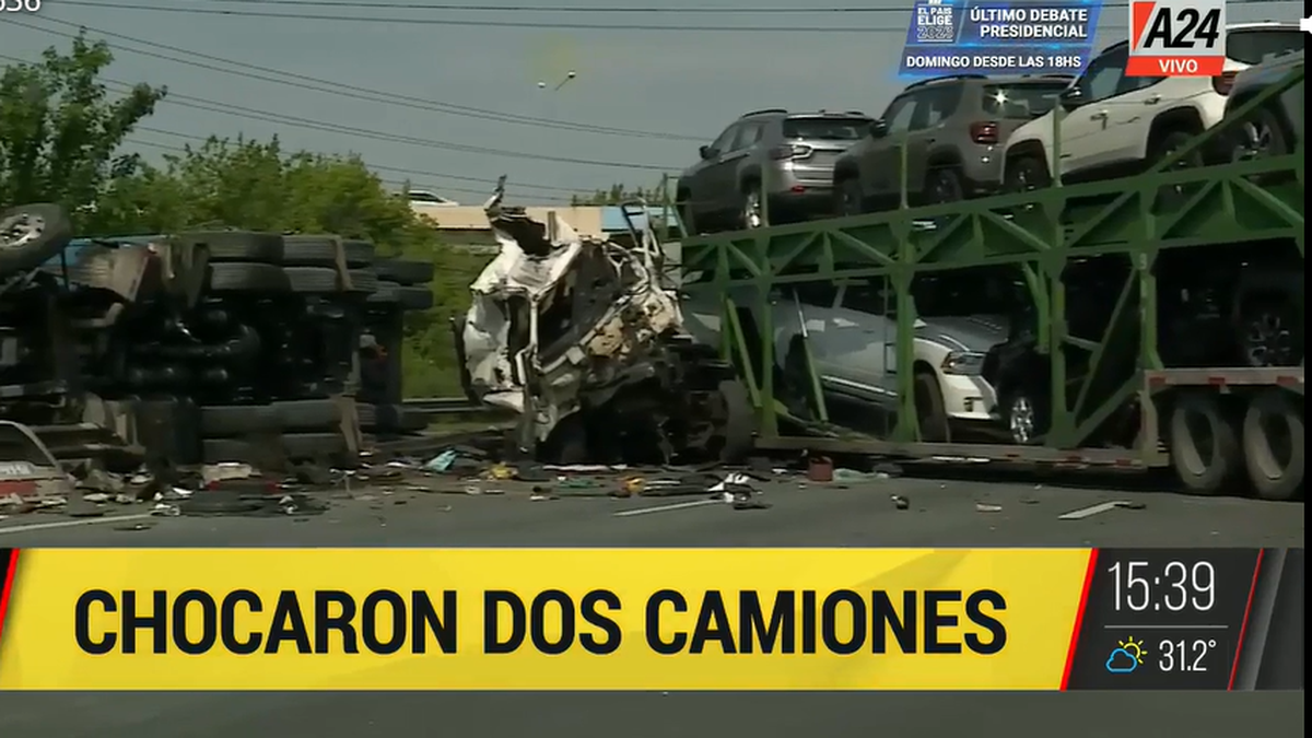 Fuerte choque entre dos camiones en Panamreicana. (Foto: captura A24)