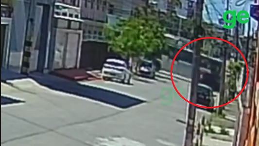 Un futbolista argentino fue embestido junto a su hijo por un colectivo en Brasil