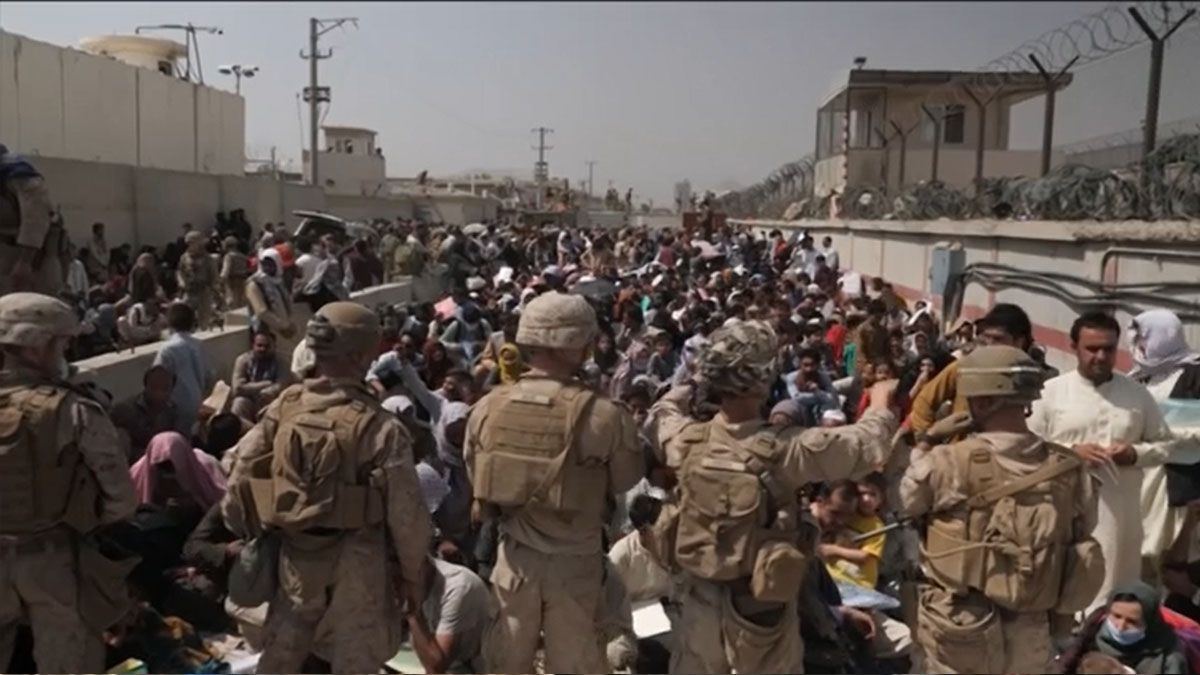 Soldados norteamericanos ante el caos de las personas que pugnan por ingresar al aeropuerto de Kabul (Foto: AP)