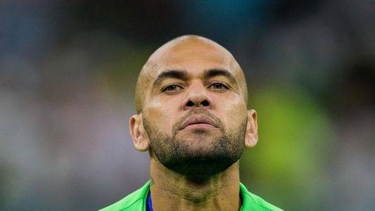 Ella me agredió a mí, quería proteger a esta señorita: la extraña versión de Dani Alves sobre el presunto abuso del que se lo acusa