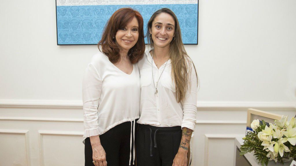 En el día de su cumpleaños, Cristina Kirchner recibió a la futbolista que le hizo juicio a su club