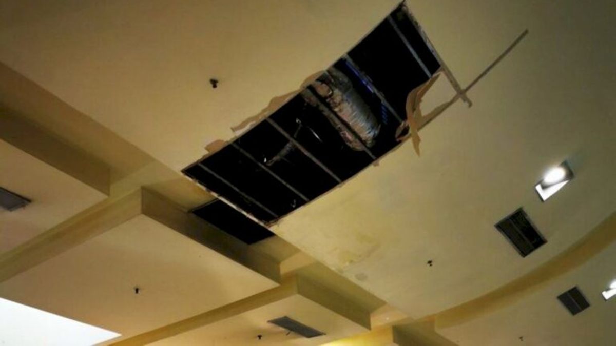 Se cayó parte del techo del shopping Plaza Oeste en Morón. Se cayó parte del techo del shopping Plaza Oeste en Morón.