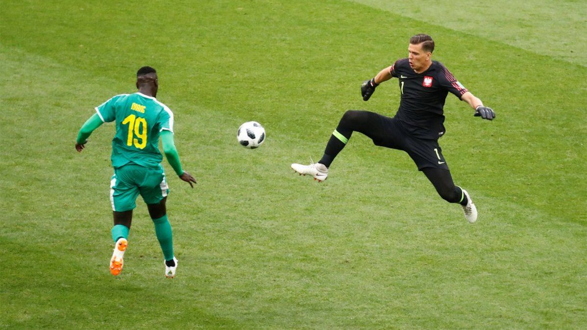 Senegal aprovechó sus chances y le ganó 2-1 a Polonia con un error garrafal del arquero polaco