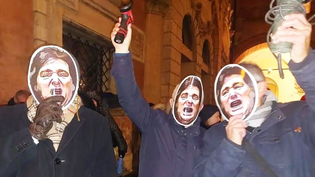 Caretas con la imagen de Javier Milei y motosierras