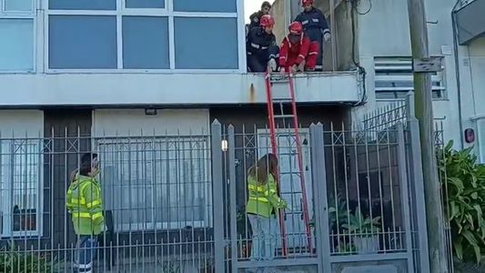 Robaba cables, se tiró de un tercer piso para escapar y terminó con una insólita y grave lesión