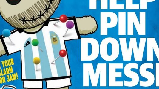 Polémico: un diario australiano llamó a clavar alfileres al muñeco vudú de Lionel Messi para ganar