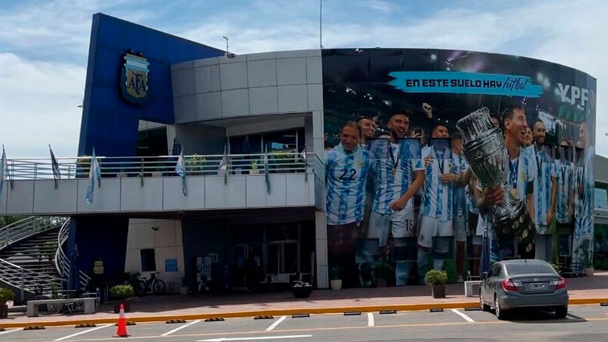 Los tres gigantes europeos que pelean por el futuro crack de la Selección Argentina