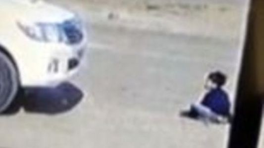 Impactante video: le pasó por arriba con su camioneta a un nene