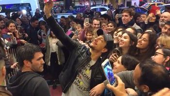 Furor por Nico Vázquez a la salida del teatro