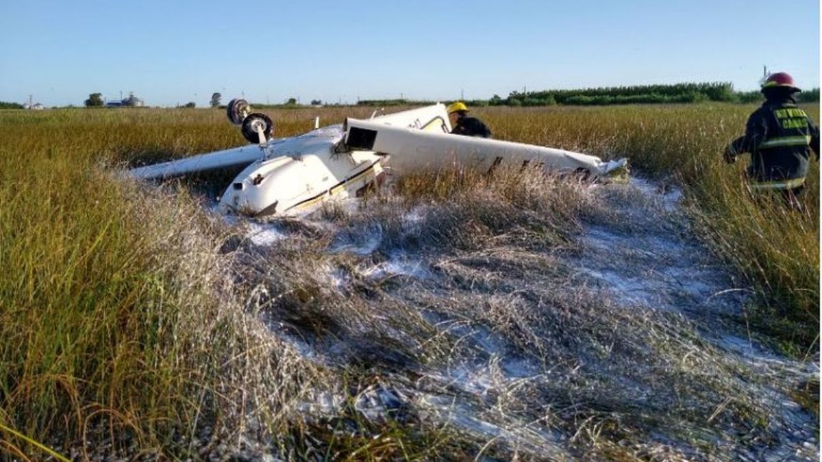 Los pilotos del avión murieron el acto (Foto: NA).