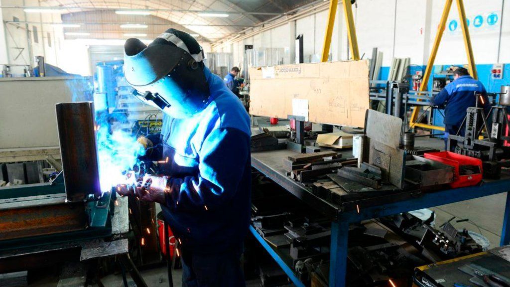Si bien en octubre cayó menos, la producción industrial Pyme sigue con números en rojo