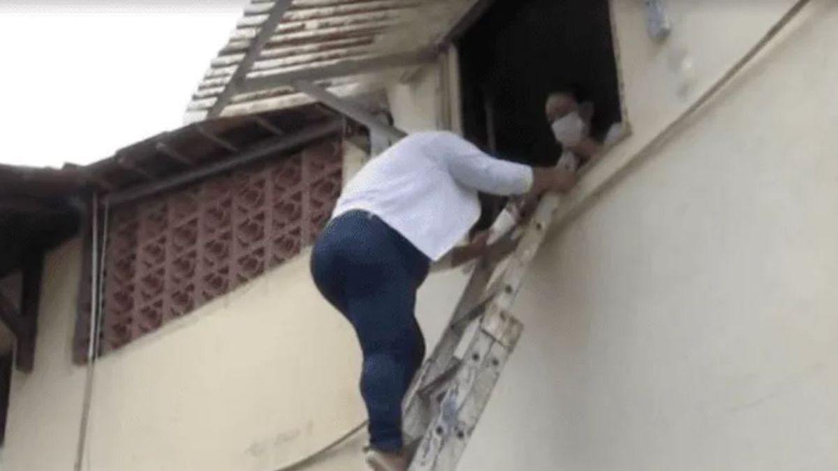 Una mujer vive desde hace un año encerrada porque su vecino demolió la escalera de ingreso de su casa.