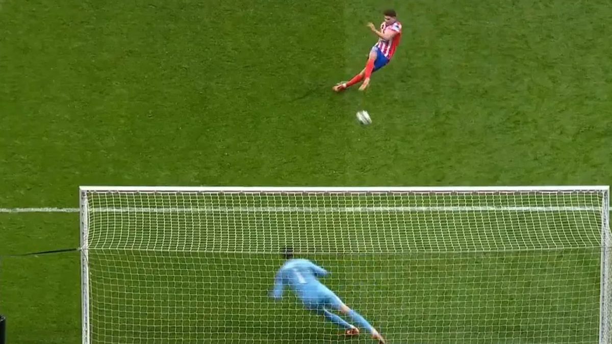 La UEFA publicó un video en el que confirmó el doble toque de Julián Álvarez en el penal anulado y abrió un enorme debate