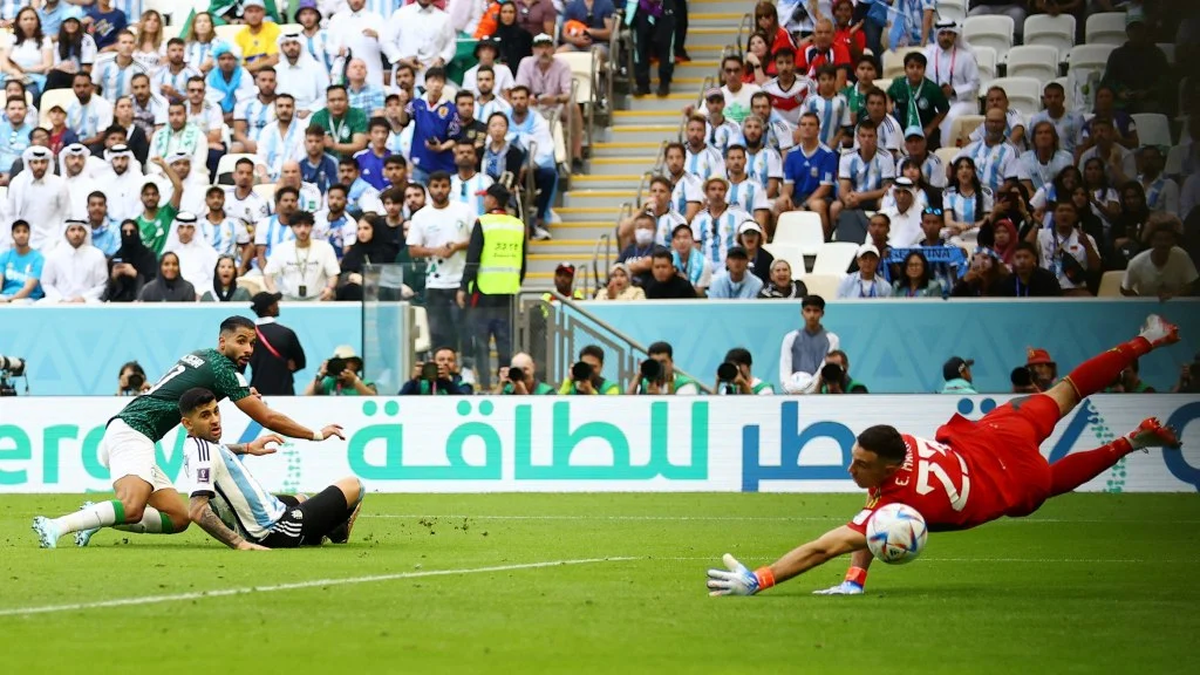 La Selección Argentina cayó 2 a 1 en el estreno de la Copa del Mundo. No perdía en su debut desde el Mundial de Italia 1990 (Foto: AFP).