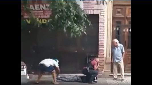 Video insólito: le sacó las zapatillas a un ladrón que era retenido por un policía de la Ciudad