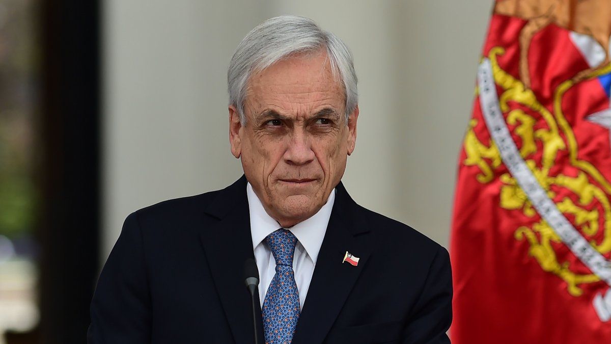 El estallido en Chile provocó la mayor caída económica en una década y la imagen positiva de Piñera llega solo al 10%