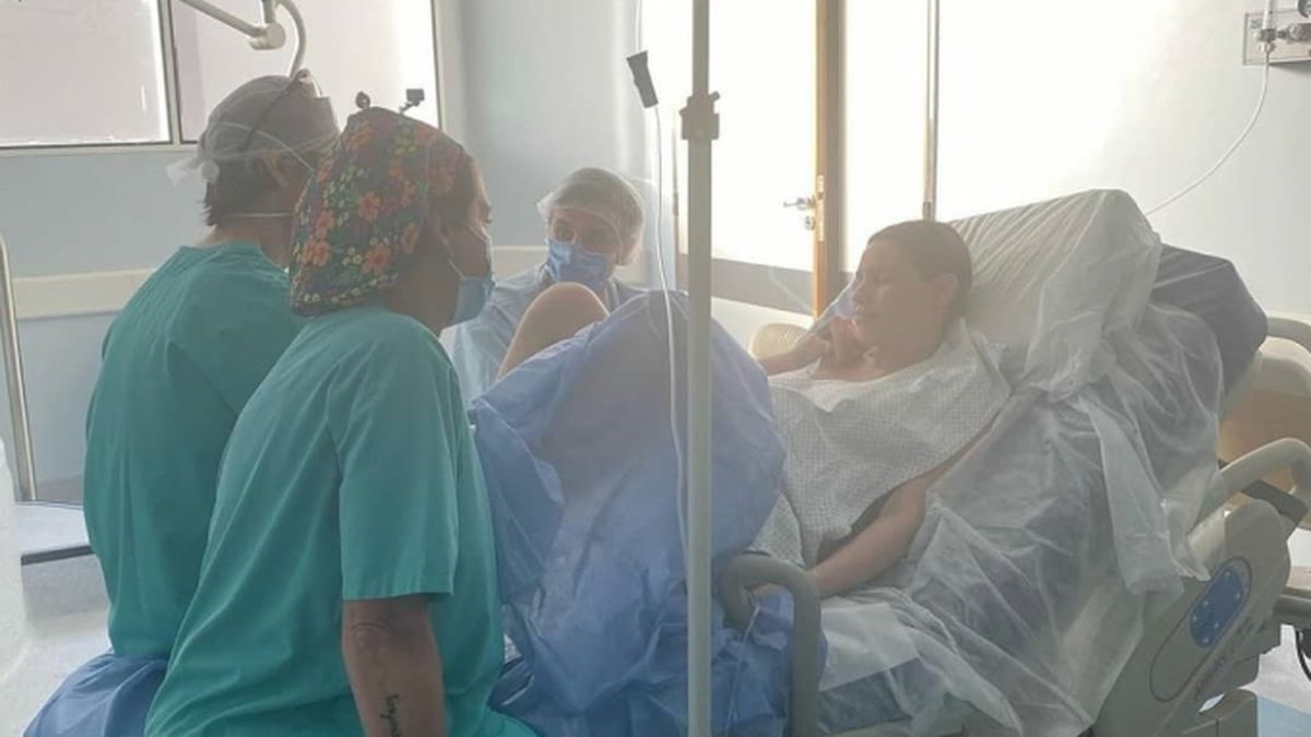 Pampita haciendo trabajo de parto, horas antes del nacimiento de su beba Ana, son algunas de las imágenes que podrán verse en 'Siendo Pampita' a partir del 13 de octubre en la plataforma de Paramount+. 