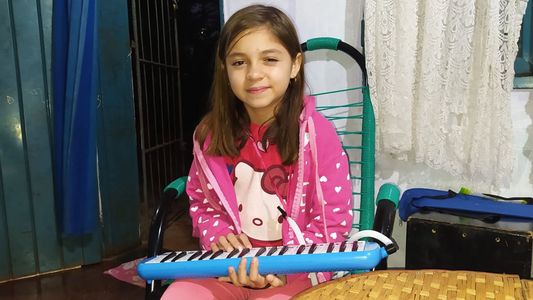 La conmovedora historia de Malena: tiene 9 años y toca en colectivos para cumplir su sueño