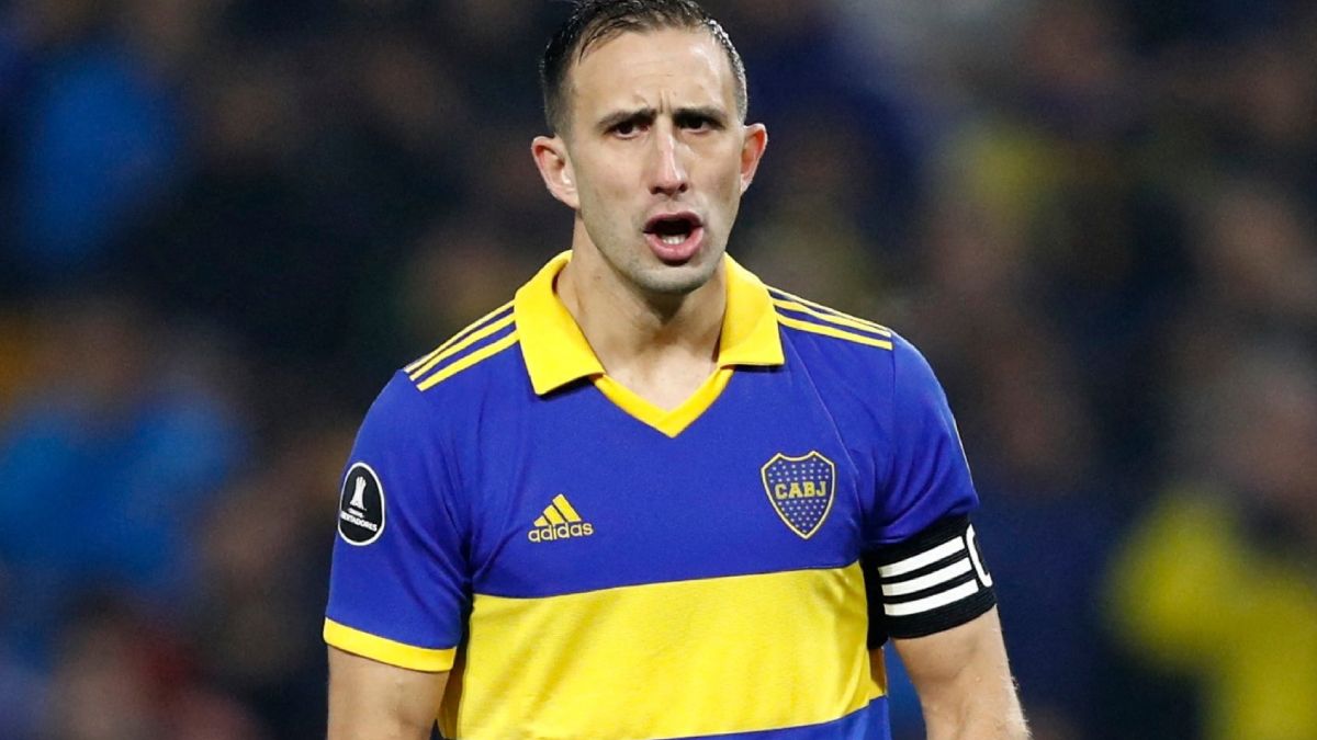Carlos Izquierdoz tiene un pie y medio afuera de Boca.