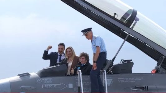 Con fuertes críticas al kirchnerismo, Milei celebró la llegada de los aviones F-16: Los gobiernos anteriores nos habían dejado indefensos