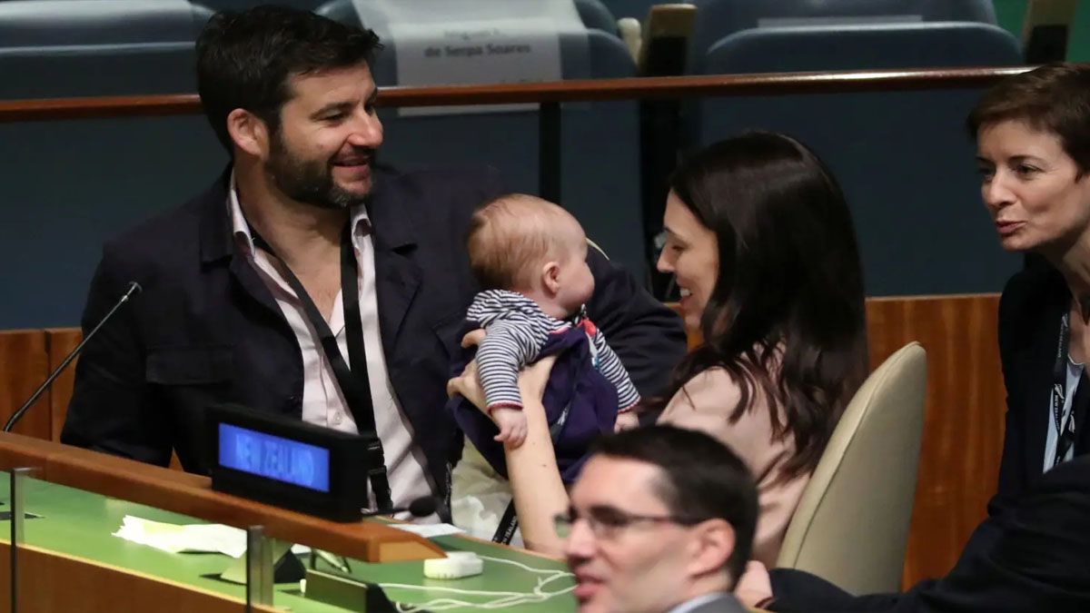 Jacinda Ardern con su pareja y su beba de solo 3 meses, en 2018 antes de hablar en la Asamblea de las Naciones Unidas (Foto: archivo)