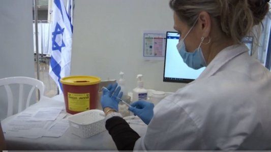 Líder mundial en la vacunación, Israel solo aplica la primera dosis si está garantizado el acceso a la segunda
