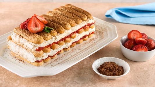 Tiramisú de frutilla casero: cómo preparar la versión más fresca del postre que nunca pasa de moda