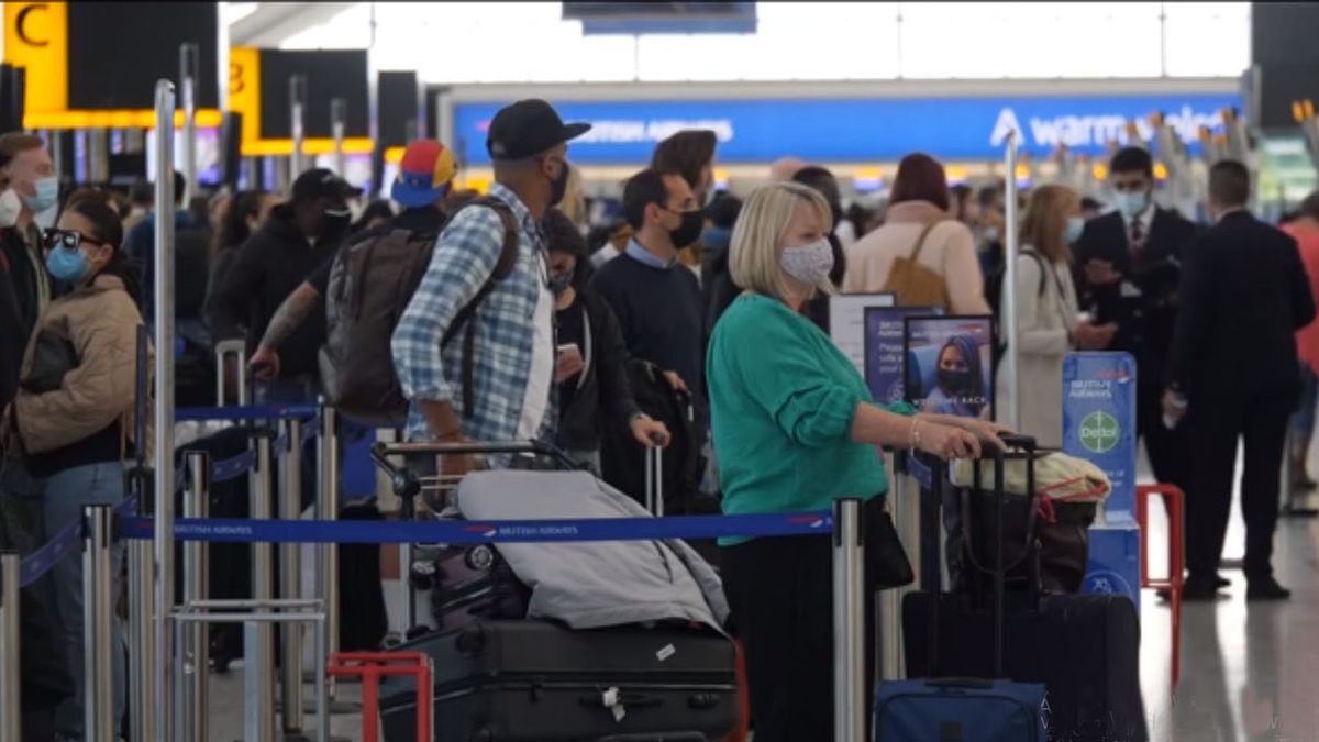 Turistas británicos esperan para regresar desde Portugal. El día de la liberación de la pandemia puede demorarse en el Reino Unido (Foto: AP)