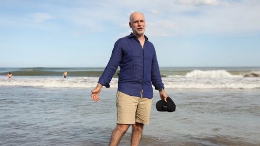 De playa en playa, dirigentes del Frente de Todos y Juntos por el Cambio inician la campaña en la costa