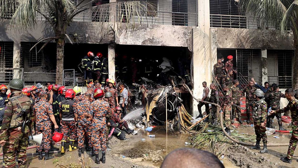 Bangladesh declara duelo nacional tras la caída de un avión militar en una universidad. (Foto: Reuters)
