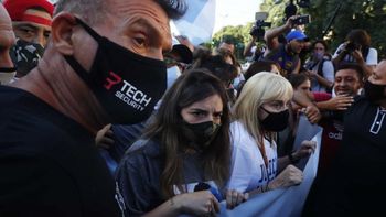 Dalma Maradona le echó la culpa a la prensa por su corta estadía en la marcha por su padre