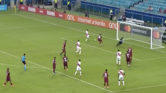 La atajada de la Copa América: el venezolano Fariñez voló ante Perú