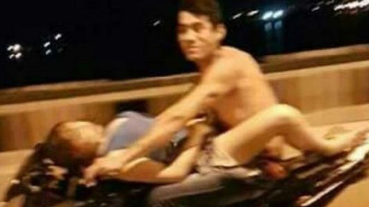 Video: Tuvieron relaciones sexuales en moto en movimiento y los escracharon